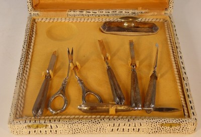 SET DA TOELETTA FEMMINILE,FORBICI E LIMETTE Immagine 1