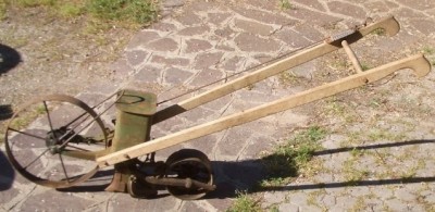 SEMINATRICI MANUALI, A PIOLI, A POZZETTO, E DA SPALLA Immagine 1