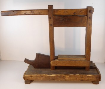 TAPPATRICI PER BOTTIGLIE CON STRUTTURA IN LEGNO Immagine 2