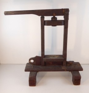 TAPPATRICI PER BOTTIGLIE CON STRUTTURA IN LEGNO Immagine 3