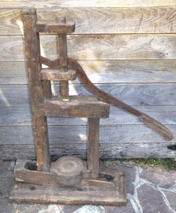 TAPPATRICI PER BOTTIGLIE CON STRUTTURA IN LEGNO Immagine 12