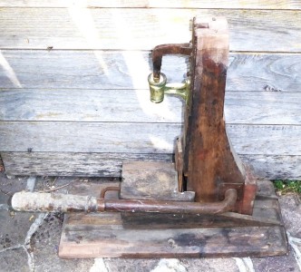 TAPPATRICI PER BOTTIGLIE CON STRUTTURA IN LEGNO Immagine 13