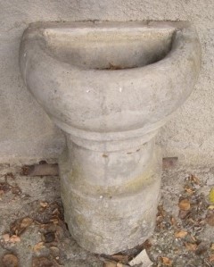 ELEMENTI PER L'ABBEVERAGGIO, VASCA IN CEMENTO ( ERBI), ... Immagine 3