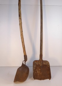 PULIZIA DELLA STALLA, CARRETTA DA LETAME, BADILE, ... Immagine 3