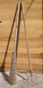 PULIZIA DELLA STALLA, CARRETTA DA LETAME, BADILE, ... Immagine 4