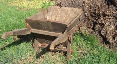 PULIZIA DELLA STALLA, CARRETTA DA LETAME, BADILE, ... Immagine 2